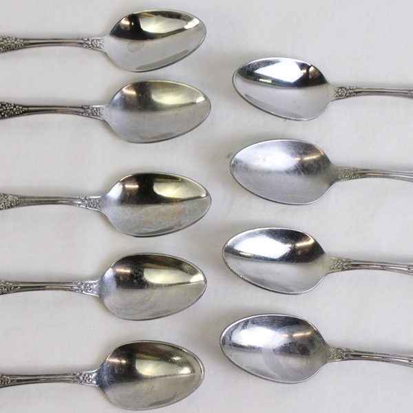Lot of 9 Oneida Silver Wm A Rogers Deluxe Huntington Pattern Teaspoons