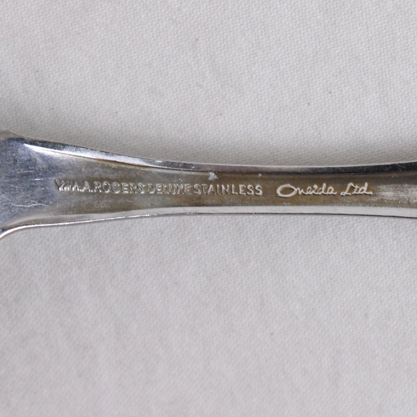 Lot of 9 Oneida Silver Wm A Rogers Deluxe Huntington Pattern Teaspoons