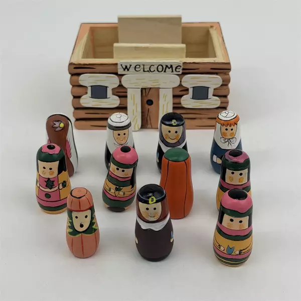 VTG Play Therapy Thanksgiving Wood Log Cabin with Hand Painted Wood Figures