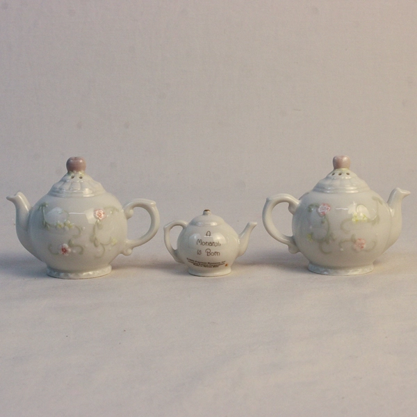 Enesco Precious Moments Figure “Girls Having Tea” Salt & Pepper Shakers #301493