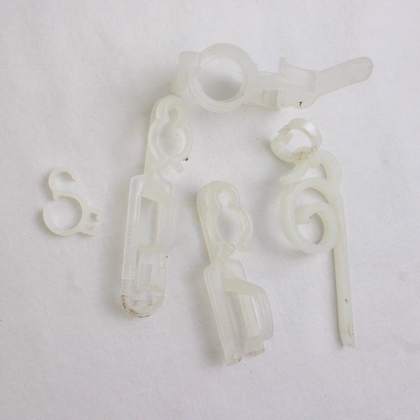 Large Lot of Plastic Holiday String Light Gutter and Shingle Clips