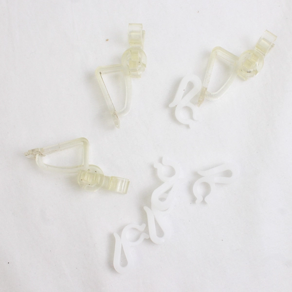 Large Lot of Plastic Holiday String Light Gutter and Shingle Clips