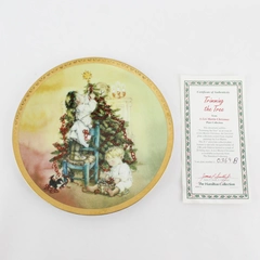 Hamilton Collection 'Trimming the Tree' Lisi Martin 9" Collector Plate w/ COA