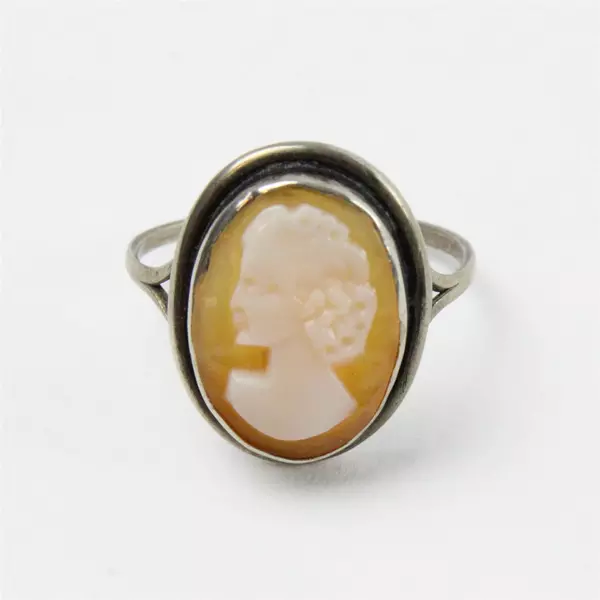 Vintage Beige And White Women's Oval Cameo Ring Size 4 3/4 