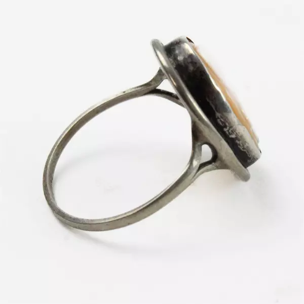 Vintage Beige And White Women's Oval Cameo Ring Size 4 3/4 