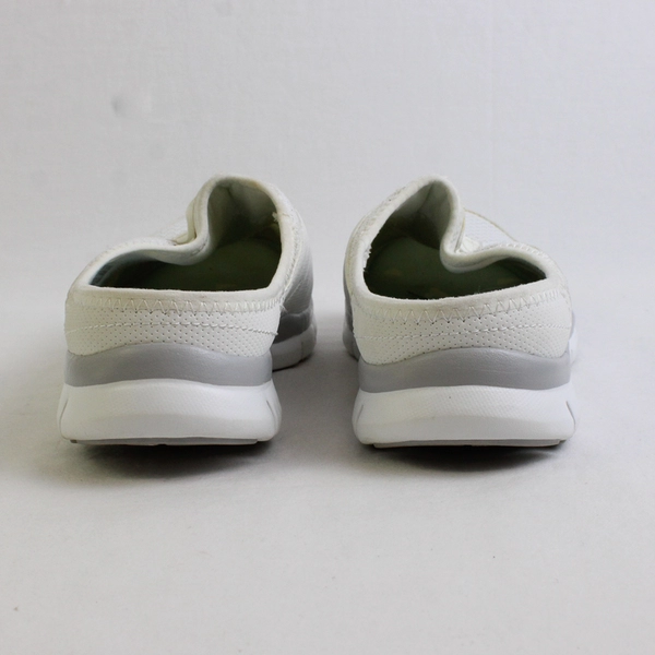 Skechers White Air Cooled Memory Foam Slip-On Sneakers Women's Size 7.5 FLAW