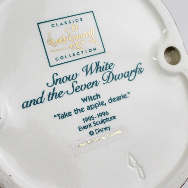 1995-96 Walt Disney Classics Collection Snow White Witch Take The Apple Dearie