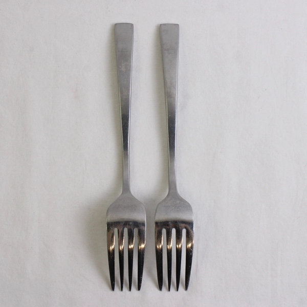 Lot of 2 Unbranded Dinner Forks Stainless Steel Flatware 7.75" Long