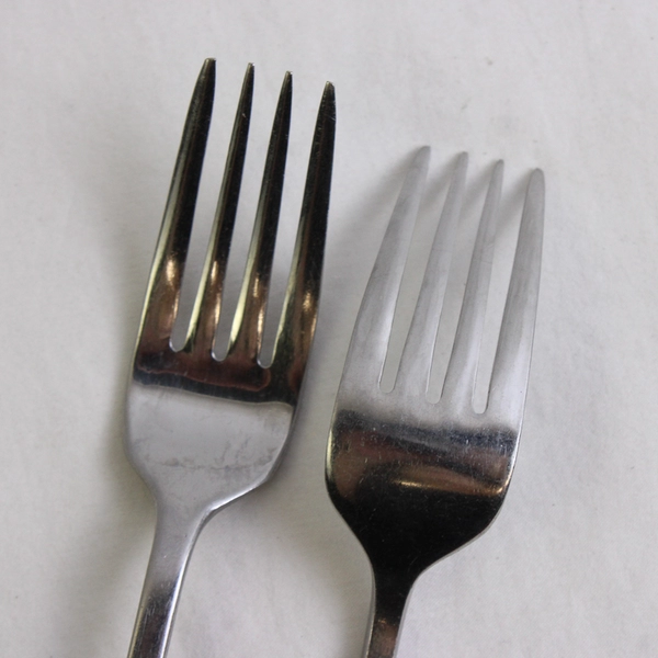 Lot of 2 Unbranded Dinner Forks Stainless Steel Flatware 7.75" Long