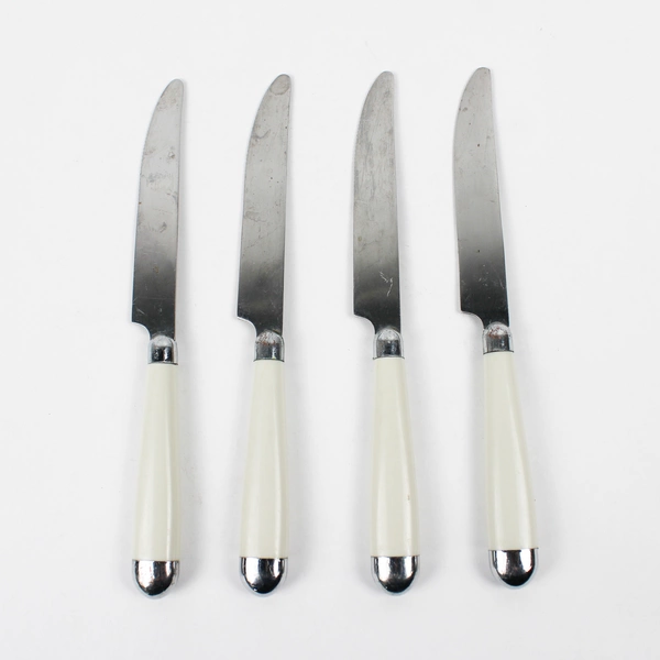 Lot of 4 Gibson Stainless White Plastic Handles Serrated Dinner Knives 8.25"