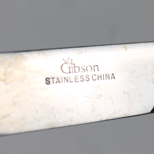 Lot of 4 Gibson Stainless White Plastic Handles Serrated Dinner Knives 8.25"