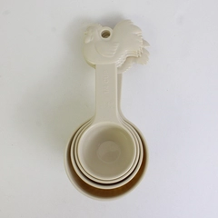 Vintage Set of 4 Rigid Plastic Measuring Cups Roosters Beige Color