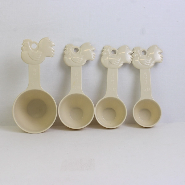 Vintage Set of 4 Rigid Plastic Measuring Cups Roosters Beige Color