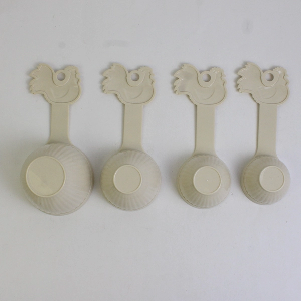 Vintage Set of 4 Rigid Plastic Measuring Cups Roosters Beige Color