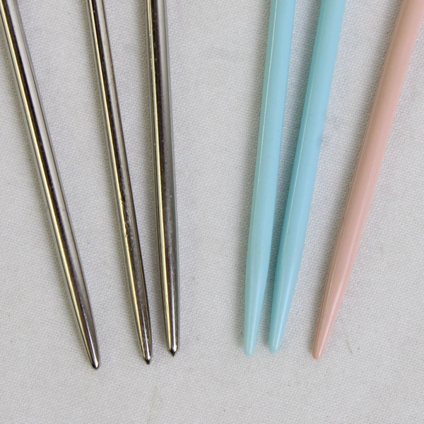 Lot of 6 XL Sewing and Tapestry Needles 3 metal and 3 colored plastic 