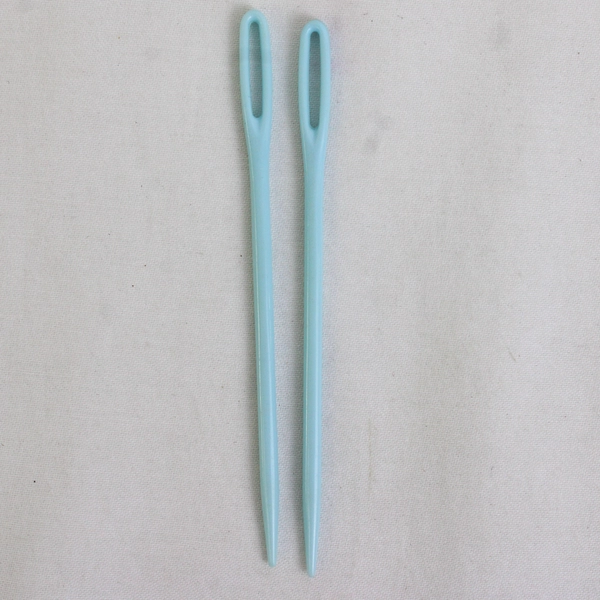 Lot of 6 XL Sewing and Tapestry Needles 3 metal and 3 colored plastic 