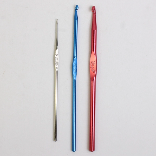 Lot of 3 Boye Aluminum Crochet Hooks Sizes F, I, & 8 Pink, Blue & Silver 