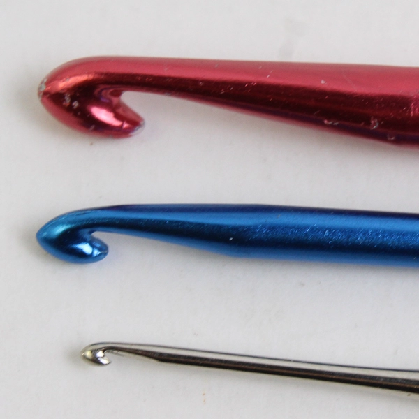 Lot of 3 Boye Aluminum Crochet Hooks Sizes F, I, & 8 Pink, Blue & Silver 