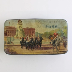 Vtg Walters Palm Toffee Tin with Guards Entering Mall From Buckingham Palace