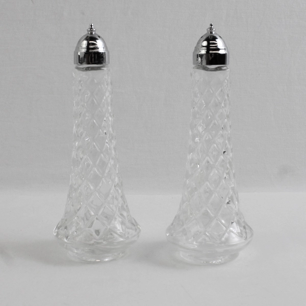 Unbranded Glass Salt & Pepper Shaker Set with a Diamond Pattern Round 6" Tall