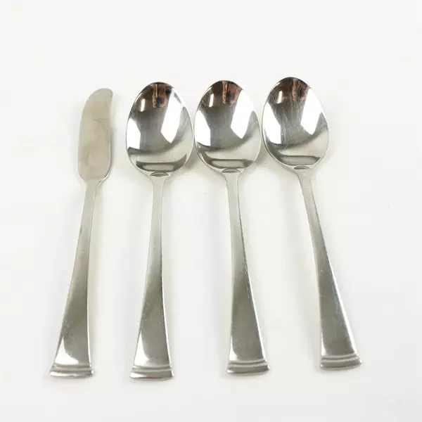 Lot of 4 Oneida Fantasia Stainless Teaspoons & Flat Handle Butter Knife