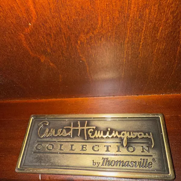 Thomasville Ernest Hemingway Collection Spiral Design Wooden Dinner Table