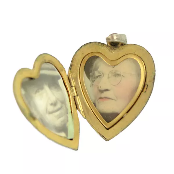 Vintage Black Enamel Heart Gold Photo Locket Engraved w/ Thelma