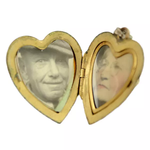 Vintage Black Enamel Heart Gold Photo Locket Engraved w/ Thelma