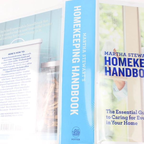 Martha Stewart's Homekeeping Handbook 1st Edition 2006 HC Clear Plastic DJ