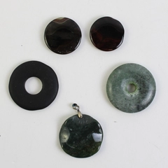 Lot of 5 Circular Fashion Pendant Stones, 2 with Central Hole, Green and Black
