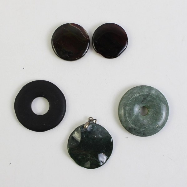 Lot of 5 Circular Fashion Pendant Stones, 2 with Central Hole, Green and Black