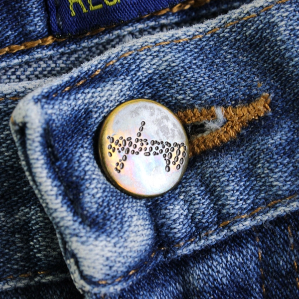 Wrangler 47MWZ Men's 34 x 30 Regular Fit Straight Leg Medium Wash Denim Jeans