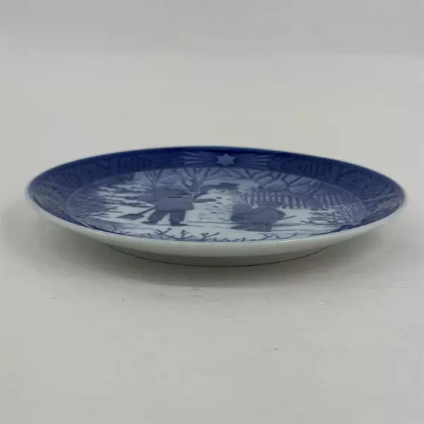 1985 Royal Copenhagen Snemanden The Snowman 7in Blue & White Plate