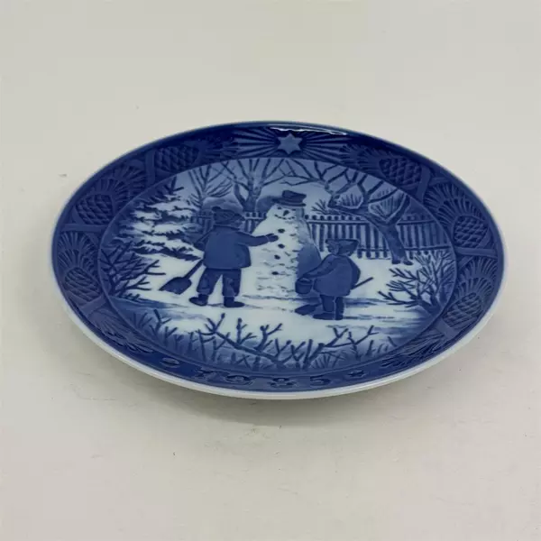 1985 Royal Copenhagen Snemanden The Snowman 7in Blue & White Plate