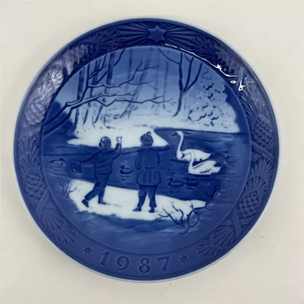 Royal Copenhagen 1987 Christmas Plate "Vinterfugle" 7.25" Collector