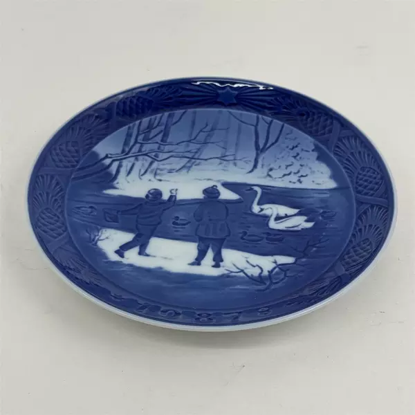 Royal Copenhagen 1987 Christmas Plate "Vinterfugle" 7.25" Collector