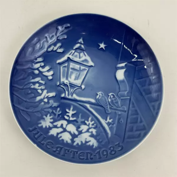 Copenhagen Porcelain Jul i Den Gamle Christmas Collector Plate