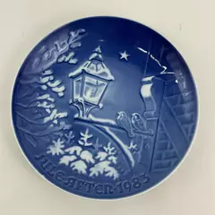 Copenhagen Porcelain Jul i Den Gamle Christmas Collector Plate