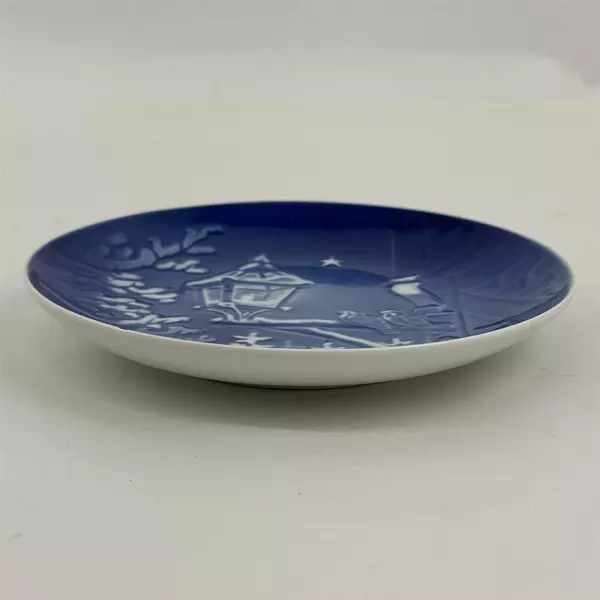 Copenhagen Porcelain Jul i Den Gamle Christmas Collector Plate