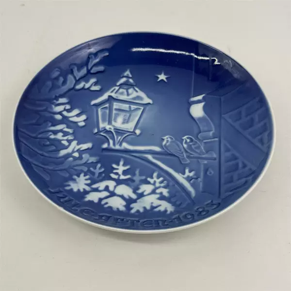 Copenhagen Porcelain Jul i Den Gamle Christmas Collector Plate