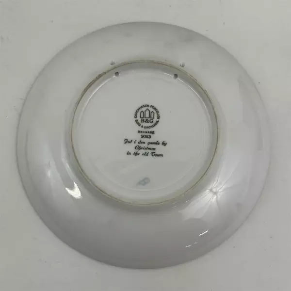 Copenhagen Porcelain Jul i Den Gamle Christmas Collector Plate