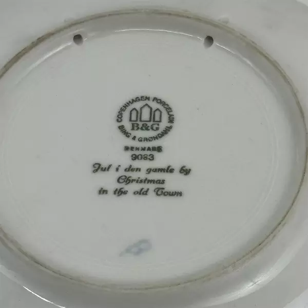 Copenhagen Porcelain Jul i Den Gamle Christmas Collector Plate