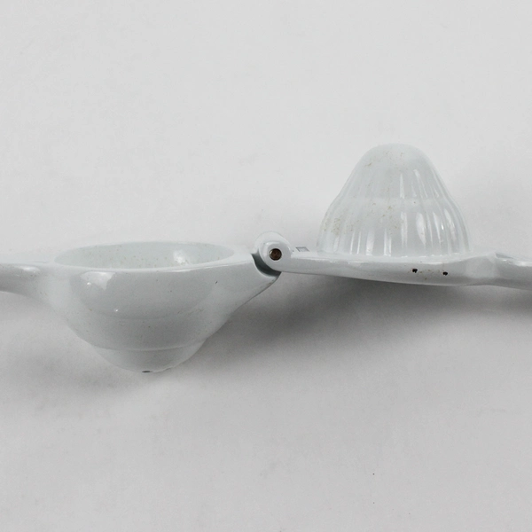 The Pampered Chef Citrus Press Solid White Colored Kitchen Tool/Utensil