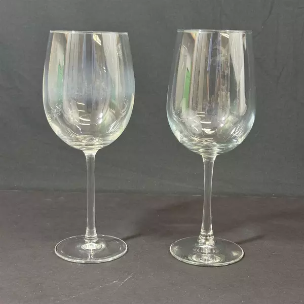 Lot Of 2 Unbranded Matching Stemmed Clear Glass Red Wine Glasses Each 9.25" Tall