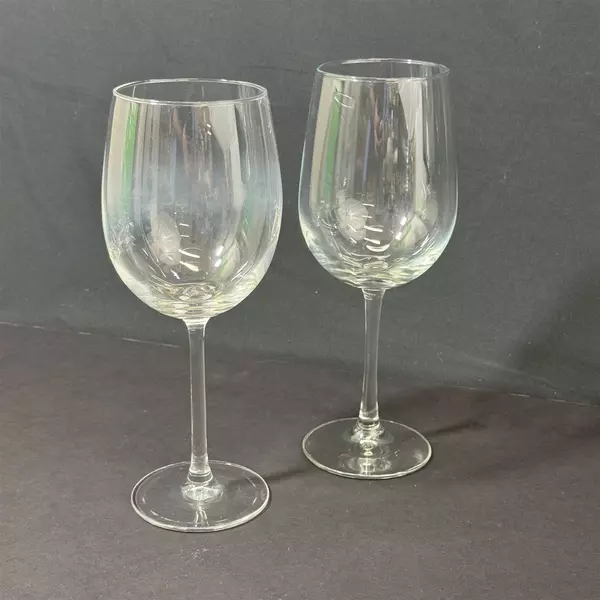 Lot Of 2 Unbranded Matching Stemmed Clear Glass Red Wine Glasses Each 9.25" Tall
