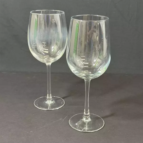 Lot Of 2 Unbranded Matching Stemmed Clear Glass Red Wine Glasses Each 9.25" Tall