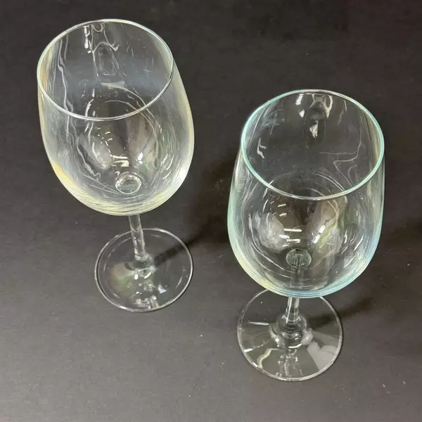 Lot Of 2 Unbranded Matching Stemmed Clear Glass Red Wine Glasses Each 9.25" Tall