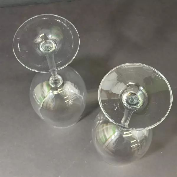 Lot Of 2 Unbranded Matching Stemmed Clear Glass Red Wine Glasses Each 9.25" Tall