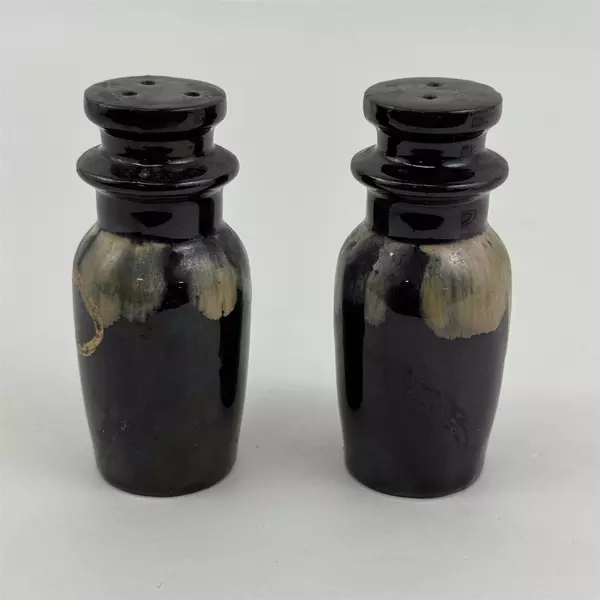 Ceramic Pismo Beach Souvenir Salt & Pepper Shakers With Wire Stand