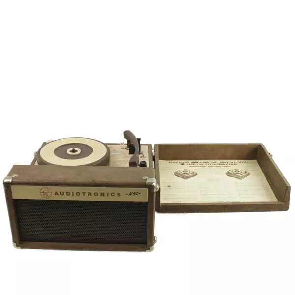 Audiotronics 320T Turntable Powers On Needs Replacement Needle Used